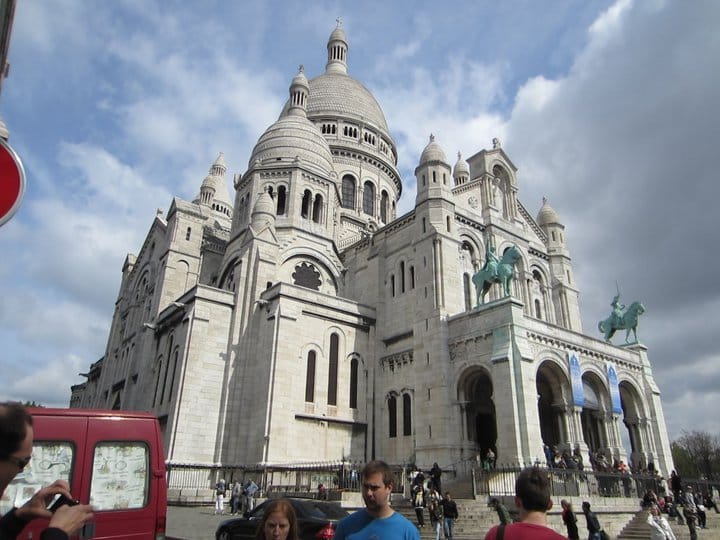 The free church in the Montmartre section of Paris called Basilique du Sacré-Cœur. It is a big, beautiful, white building with many domes at the top.