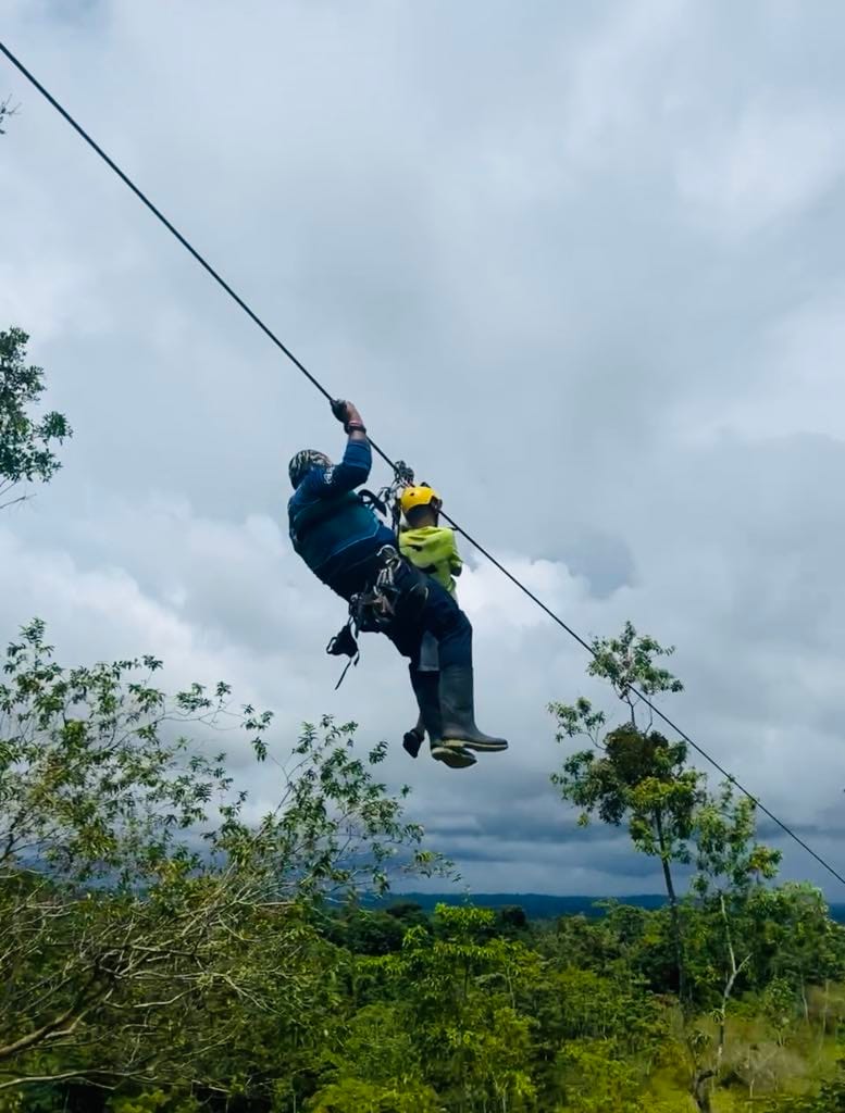 Kid ziplinging in Costa Rica with a guide.