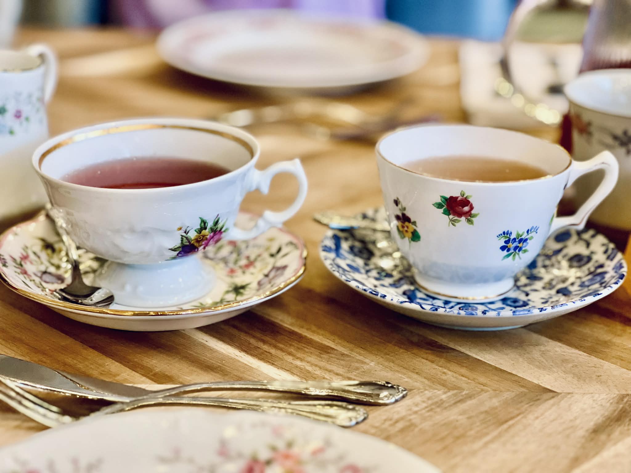 Two tea cups with tea in them.
